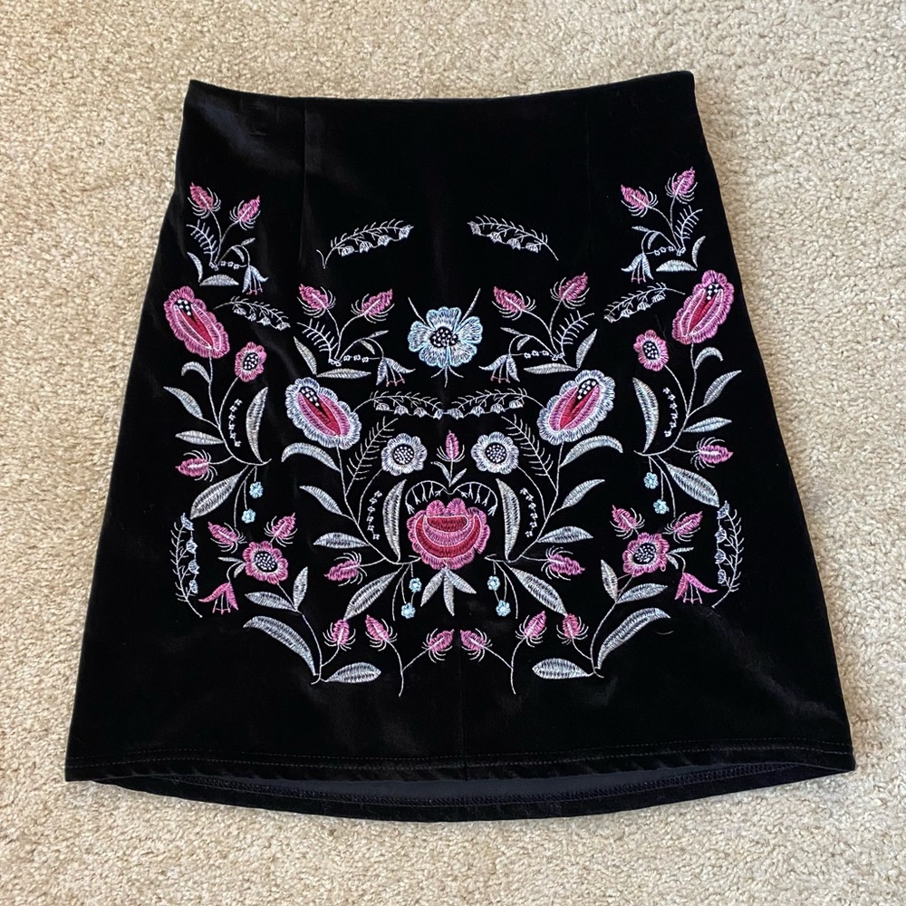 Black Floral Embroidered Velvet Skirt Size Medium